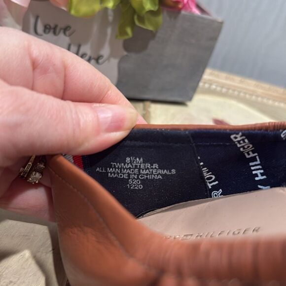Tommy Hilfiger British Tan Faux Leather Flats Sz 8.5 Near New - Picture 11 of 16